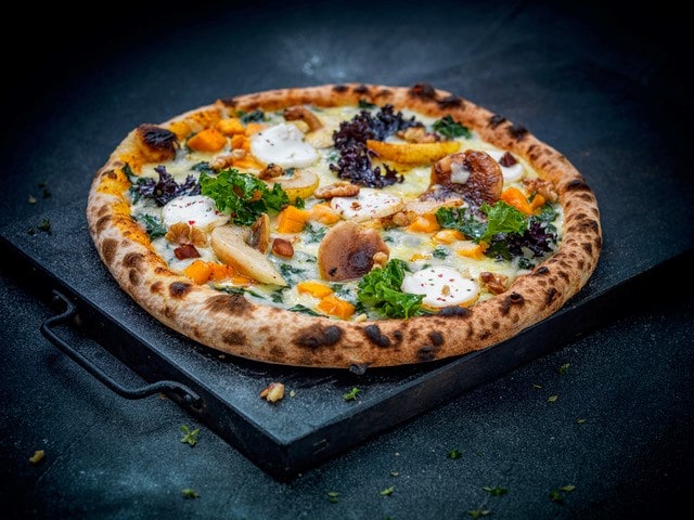 Veggie pizza with mozzarella maestrella